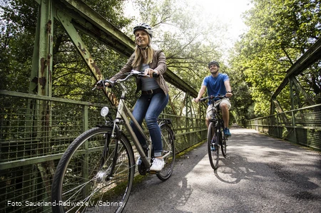 Die Radtour führt die Gäste über die Brücke am MöhnetalRadweg